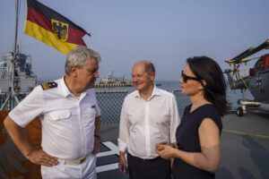 Flottillenadmiral Helge Risch im Gespräch mit Kanzler Olaf Scholz und Außenministerin Annalena Baerbock, Foto: Bw/Leon Rodewald