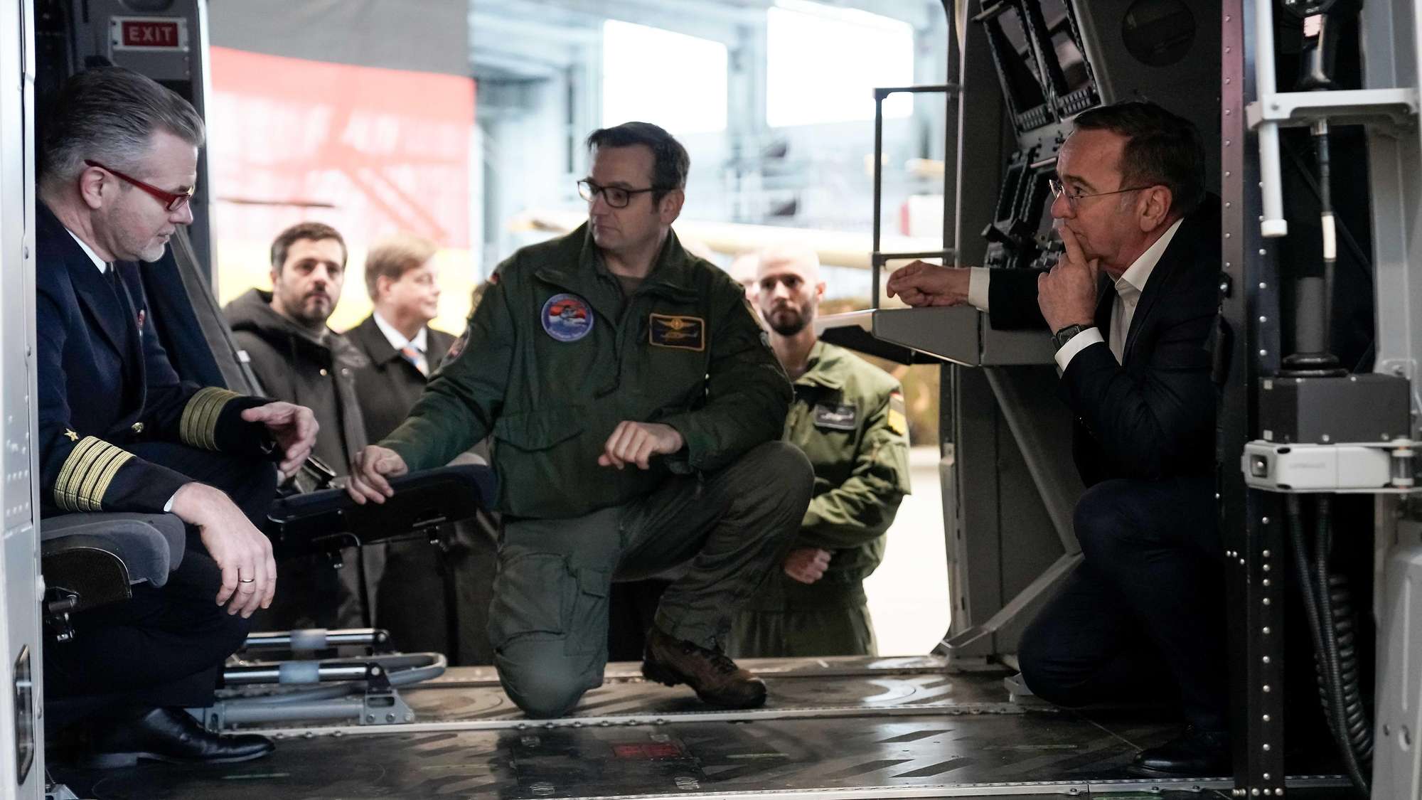 Minister Pistorius wird an Bord eines NH 90 vom Kommodore gebrieft, Foto: Bundeswehr