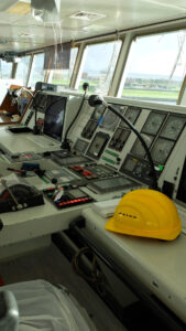 Noch dominiert der Sicherheitshelm auf der Brücke, Foto: hsc