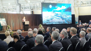 Rednerpult mit Präsentationsleinwand zur Kiellegung des Flottendienstbootes 424 Foto: HSC