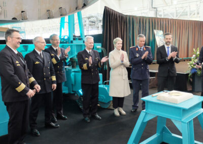 Prominente Ehrengäste der Bundeswehr und Politik applaudieren nach Abschluss der traditionellen Zeremonie. Foto: HSC