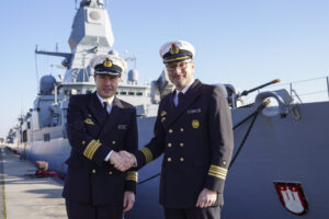Fregattenkapitän Schmidt übergab an Fregattenkapitän Timpf. Fotos: Leon Rodewald