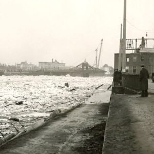Almost closed ice cover with the Weser bridge still destroyed, winter 1946/1947 Image: Staatsarchiv Bremen/US Army Signal Corps