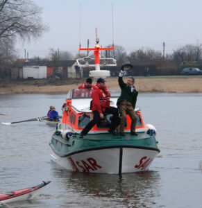 The tailor crosses over with DGzRS subsidiary boat. Photo: Jürgen Howaldt (2008/17) CC BY-SA 2.0