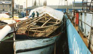 Restaurierung der „Schaarhörn“ 1993 in der Werft. Foto: Freunde des Dampfschiffs SCHAARHÖRN e.V.