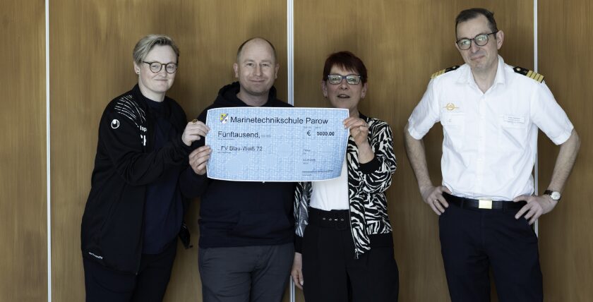 Die Vorsitzende der Interessensgemeinschaft der Unteroffiziere Frau Gabriele Warmbier überreicht im Beisein des Schulkommandeurs der MTS Kapitän zur See Sven Janssen die Spendenschecks an charitative Einrichtungen aus Stralsund und Umgebung. Bild: Daniel Angres