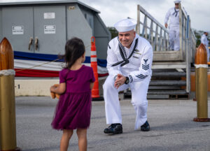 Viele Familienangehörige zogen bereits nach Guam um, während die Minnesota auf Einsatzfahrt war. Umso wärmer fiel die Begrüßung der Crew im neuen Heimathafen aus, Foto: US Navy