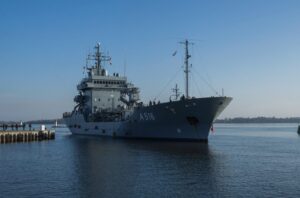 Das Einlaufen des Tenders „Donau“ in den Stadthafen von Stralsund. Foto: Daniel Angres