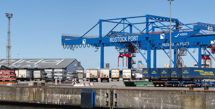 Kranbrand im Rostocker Seehafen – Feuerwehr im Einsatz, Foto: Rostock Port