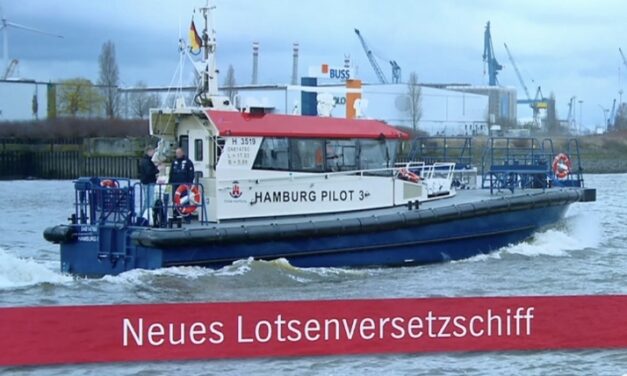 Hamburg - Neues Lotsenversetzboot angekommen
