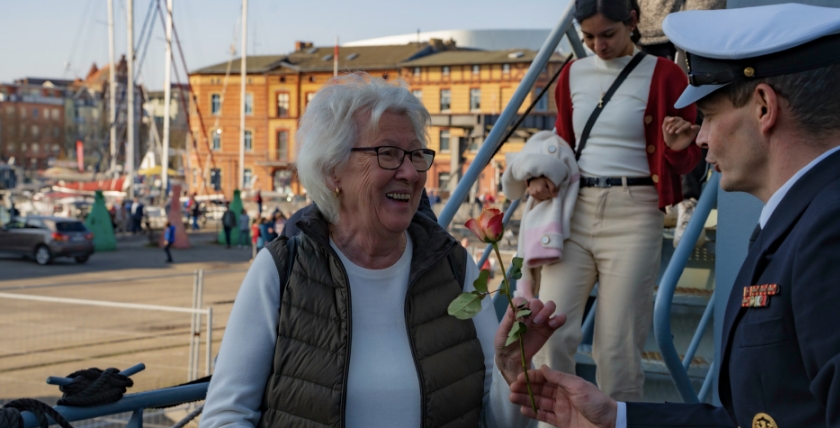 Ein herzlicher Empfang zum Weltfrauentag auf dem Tender „Donau“ in Stralsund beim Open Ship. Bild: Daniel Angres
