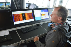 Kapitän Ulrich Klüber an seinem Arbeitsplatz, Foto: Phillipp Steiner