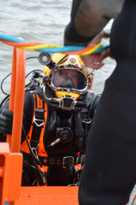 Taucher Tjark Lange bei der Rückkehr auf die Ruden, Foto: Phillipp Steiner