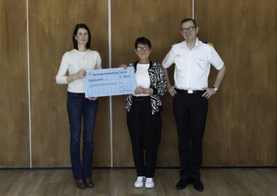 Die Vorsitzende der Interessensgemeinschaft der Unteroffiziere Frau Gabriele Warmbier überreicht im Beisein des Schulkommandeurs der MTS Kapitän zur See Sven Janssen die Spendenschecks an charitative Einrichtungen aus Stralsund und Umgebung. Bild: Daniel Angres