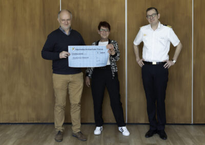 Die Vorsitzende der Interessensgemeinschaft der Unteroffiziere Frau Gabriele Warmbier überreicht im Beisein des Schulkommandeurs der MTS Kapitän zur See Sven Janssen die Spendenschecks an charitative Einrichtungen aus Stralsund und Umgebung. Bild: Daniel Angres