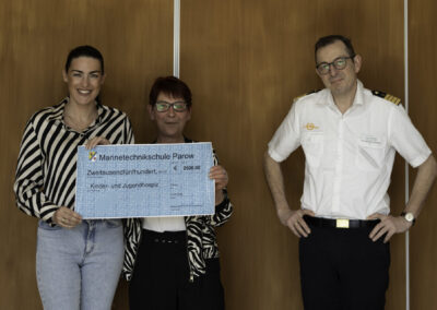 Die Vorsitzende der Interessensgemeinschaft der Unteroffiziere Frau Gabriele Warmbier überreicht im Beisein des Schulkommandeurs der MTS Kapitän zur See Sven Janssen die Spendenschecks an charitative Einrichtungen aus Stralsund und Umgebung. Bild: Daniel Angres