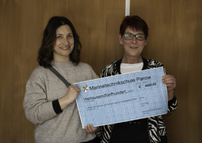 Die Vorsitzende der Interessensgemeinschaft der Unteroffiziere Frau Gabriele Warmbier überreicht im Beisein des Schulkommandeurs der MTS Kapitän zur See Sven Janssen die Spendenschecks an charitative Einrichtungen aus Stralsund und Umgebung. Bild: Daniel Angres