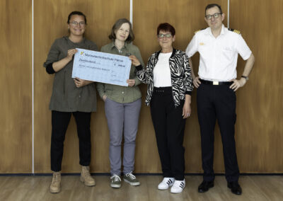 Die Vorsitzende der Interessensgemeinschaft der Unteroffiziere Frau Gabriele Warmbier überreicht im Beisein des Schulkommandeurs der MTS Kapitän zur See Sven Janssen die Spendenschecks an charitative Einrichtungen aus Stralsund und Umgebung. Bild: Daniel Angres