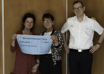 Die Vorsitzende der Interessensgemeinschaft der Unteroffiziere Frau Gabriele Warmbier überreicht im Beisein des Schulkommandeurs der MTS Kapitän zur See Sven Janssen die Spendenschecks an charitative Einrichtungen aus Stralsund und Umgebung. Bild: Daniel Angres