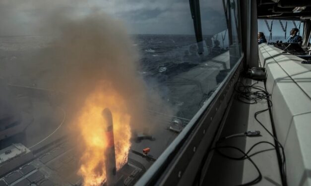 Niederländische Fregatte verschießt ersten Tomahawk-Flugkörper