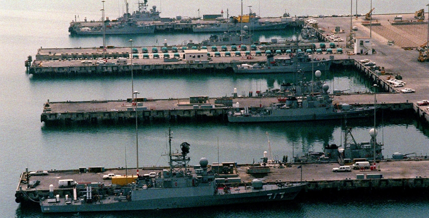 Marinebasis bei al-Dschubail am Persischen Golf im Jahr 1990. Ein Großteil der abgebildeten Einheiten steht heute noch im Dienst der Royal Saudi Navy, Foto: US Navy/J.R. Ruark