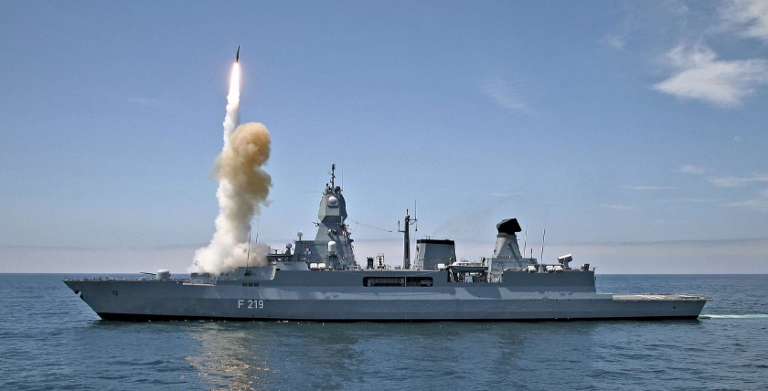 „Sachsen“ verschießt RIM-66 SM-2. Foto: Bundeswehr/Falk Plankenhorn