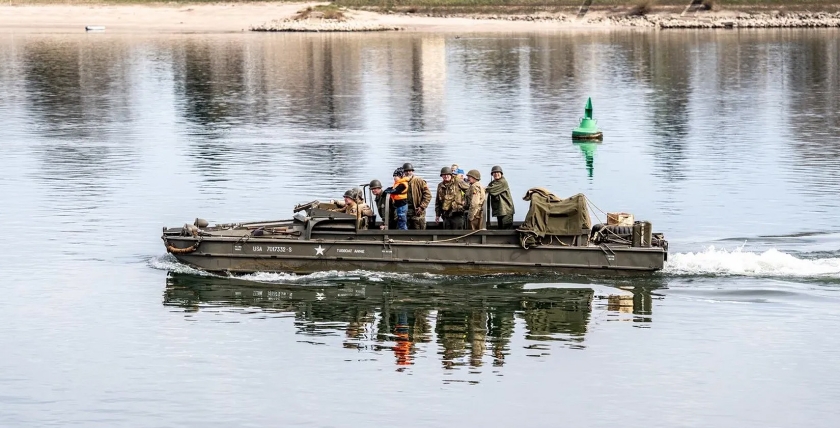 Soldaten in alten Militäruniformen am 22. März 2025 auf „Tugboat Annie“. Foto: U.S. Army