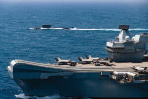 HMS Prince of Wales, HMS Astute. Foto: Royal Navy/Crown Copyright