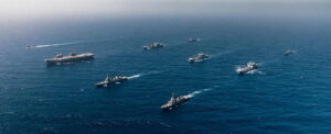 Carrier Strike Group 25 – HMS Astute, HMS Prince of Wales, HMS Dauntless, Mendez-Nunez, dahinter RFA Tideforce, HNoMS Maud, RFA Tidespring, dahinter HNoMS Roald Amundsen, HMS Richmond. Foto: Royal Navy/Crown Copyright