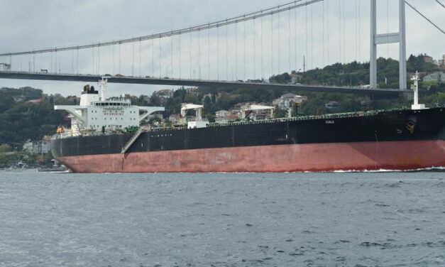 Russland – Explosion im Maschinenraum eines Öl-Tankers