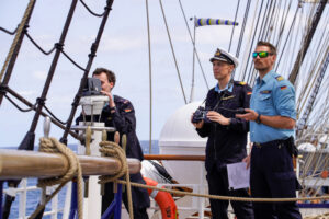 Kommandant Elmar Bornkessel (M.) überwacht das Manöver, Foto: Bw/Marcel Kröncke