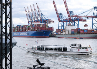 Taufe der Augsburg. Hafenrundfahrt mit Schaulustigen Foto: hsc