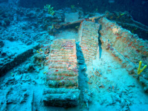 Auf dem Deck offen herumliegende Flak-Munition, Foto: Archiv Nehring