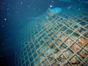 Im Laderaum mit Stahlgittern und Felsbrocken abgedeckte 105-Millimeter-Geschosse, Foto: Archiv Nehring
