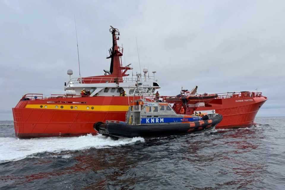 KNRM-Schiff „Joke Dijkstra“ längsseits der „Glomar Venture“ - Evakuierung von zwei verletzten Besatzungsmitgliedern. Foto: KNRM