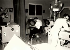 Zwei Radarsichtgeräte und zwei Koppeltische im damaligen Verfahrenstrainer, Foto: Bw