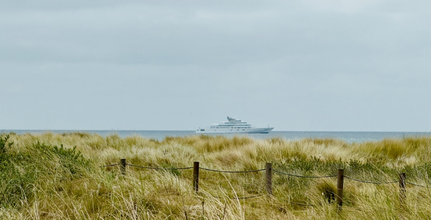 Die Megayacht Rising Sun vor der Düne in Helgoland, Foto: Michaela Savasogan