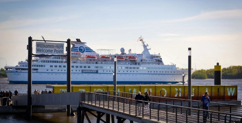 Die Lautsprecheranlage spielt u. a. die Nationalhymne der Schiffe ab. Foto: Das Neue Schulauer Fährhaus