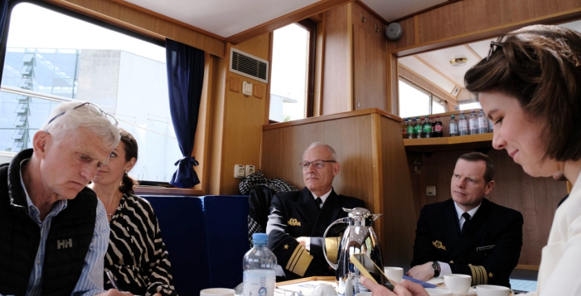 Der Inspekteur der Marine beim Pressegespräch auf der Barkasse "Marine 1" in Berlin