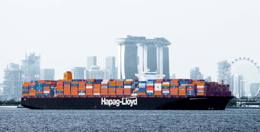 : „Antwerpen-Express“ vor der Skyline von Singapur. Bild: Hapag-Lloyd