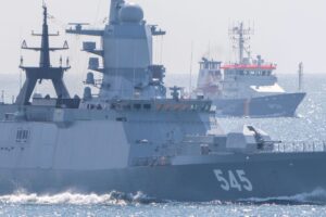Korvette RFS Stoikiy , dahinter FGS Bad Bramstedt der Bundespolizei See