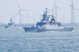 Korvette RFS Stoikiy , dahinter HDMS DNK P 525 der dänischen Marine