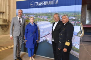 Werftchef Christian Schmoll (links) begrüßte als Gäste Mecklenburg-Vorpommerns Ministerpräsidentin Manuela Schwesig sowie Vizeadmiral Frank Lenski (ganz rechts) und Rolf Paarmann (2.v.r.), der bei der Grundsteinlegung für das neue Werftareal vor 30 Jahren dabei war. Foto: Tamsen/Schwandt
