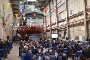 Vor der Kulisse eines gedockten Marineschleppers feiertedie Belegschaft der Werft TAMSEN MARITIM den 30. Jahrestag der Grundsteinlegung für das neue Werftareal in Rostock-Gehlsdorf.