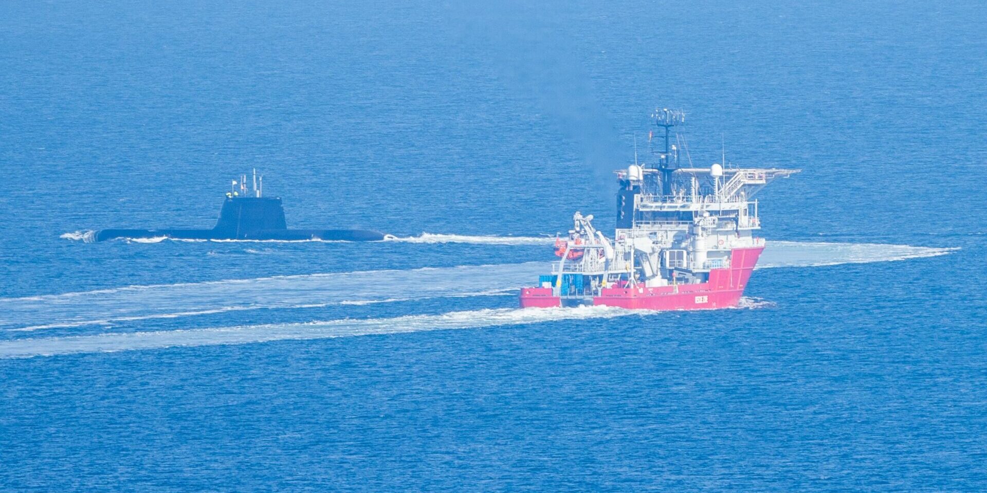 "Invincible", U-Boot Typ 218SG, Singapur, bei Abnahmefahrten Kieler Bucht. tkMS Sicherheitsschiff "Aquanaut". Foto: Michael Nitz