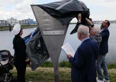 Die Stele wird enthüllt, Foto: HS