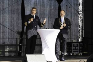 Oberbürgermeister Dr. Andreas Bardrow und Schulkommandeur MTS Kapitän zur See Matthias Brabant, Foto: Daniel Angres