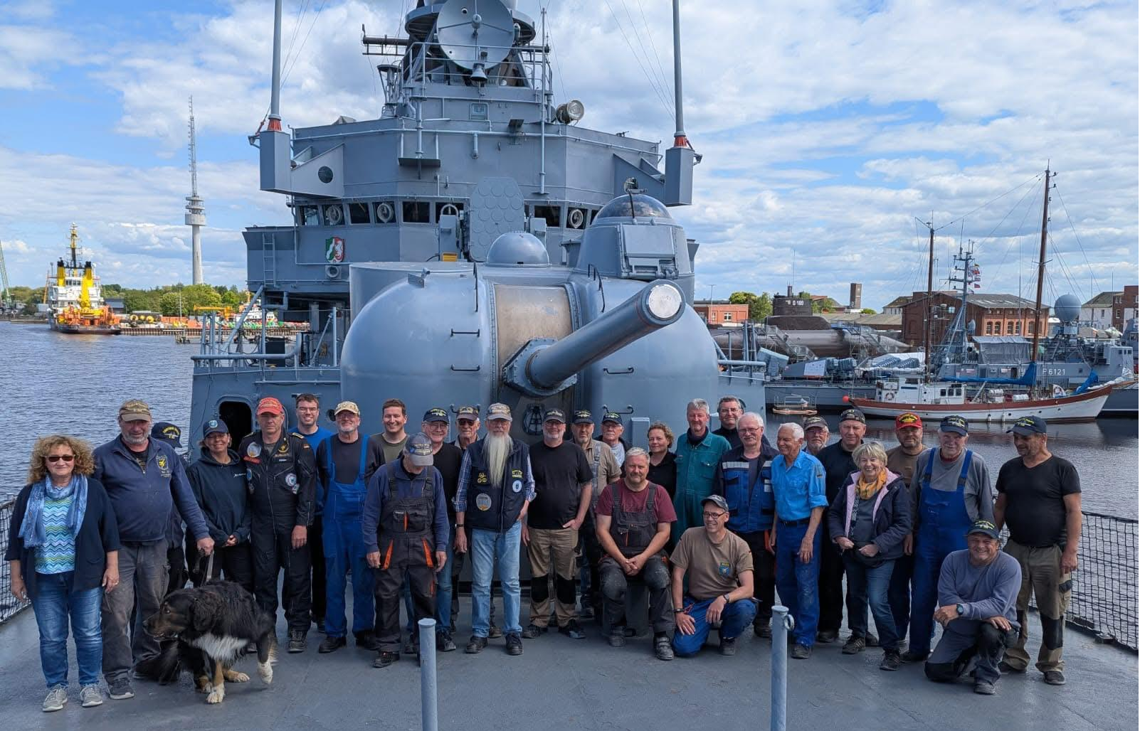 Pön-Ex-Crew – Gruppenbild mit Bordhund Rocky. Foto: Pön-Ex-Crew