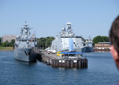 Deutsche Fregatte "Bayern" und dänische Fregatte "Absalon" an der Gorch-Fock-Mole. Foto: hsc