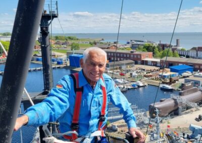 Obermaat a. D. Uwe Regitz bei Arbeiten im Mast. Foto: Pön-Ex-Crew